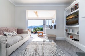 Una Smart TV, un reproductor de DVD, libros