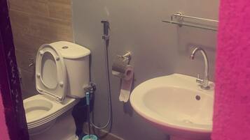 Kamar Double Comfort, 1 Tempat Tidur Queen | Kamar mandi | Kloset