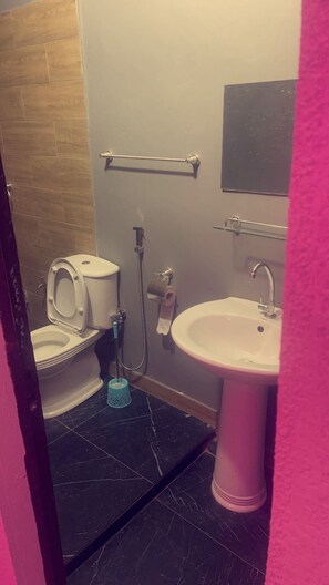 Comfort Double Room, 1 Queen Bed | Bathroom | Bidet - Résidence Aïcha Tambacounda  (Tambacounda)
