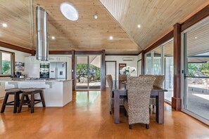 Dining - Idyllic Whitsunday Holiday Home with amazing views (Mandalay)