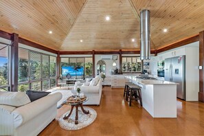 TV, offices - Idyllic Whitsunday Holiday Home with amazing views (Mandalay)