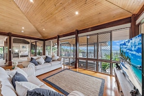 TV, offices - Idyllic Whitsunday Holiday Home with amazing views (Mandalay)