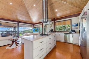 Fridge, microwave, oven, stovetop - Idyllic Whitsunday Holiday Home with amazing views (Mandalay)