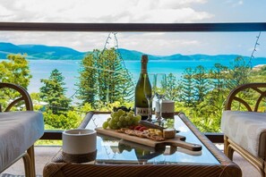 Outdoor dining - Idyllic Whitsunday Holiday Home with amazing views (Mandalay)