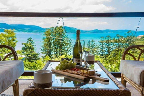 Outdoor dining - Idyllic Whitsunday Holiday Home with amazing views (Mandalay)