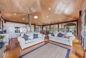 TV, offices - Idyllic Whitsunday Holiday Home with amazing views (Mandalay)