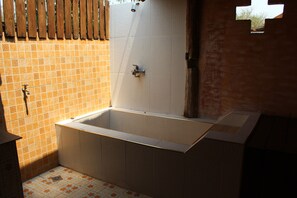 Phòng đôi Superior | Phòng tắm | Bồn tắm ngâm, áo choàng tắm, chậu vệ sinh/vòi rửa, khăn tắm 