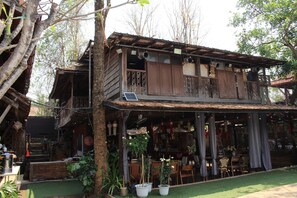 ด้านหน้าที่พัก