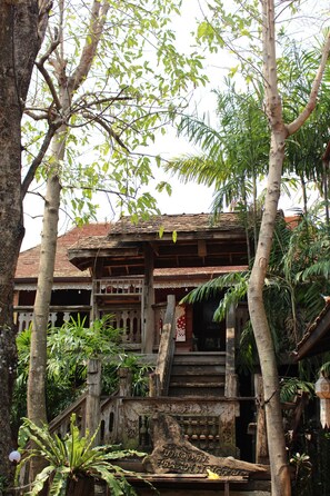 Vista frontal de la propiedad