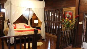 Villa | Desk, laptop workspace, free WiFi, bed sheets