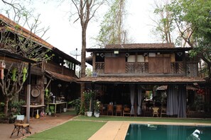 Vista frontal de la propiedad