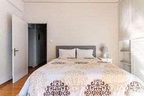 2 bedrooms, travel crib, free WiFi, bed sheets