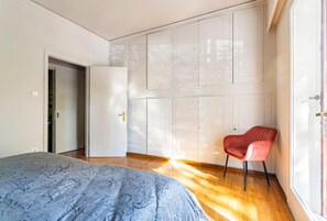 2 bedrooms, travel crib, free WiFi, bed sheets
