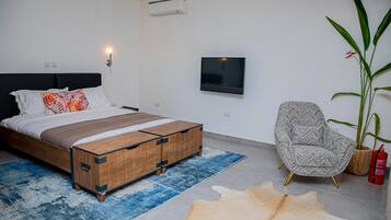 Executive Penthouse | In-room safe, individually decorated, individually furnished, desk