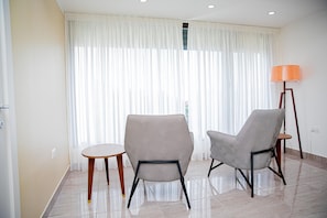 Executive Penthouse | Living area | 42-inch Smart TV with satellite channels, TV - CASA BIANCA (Accra)