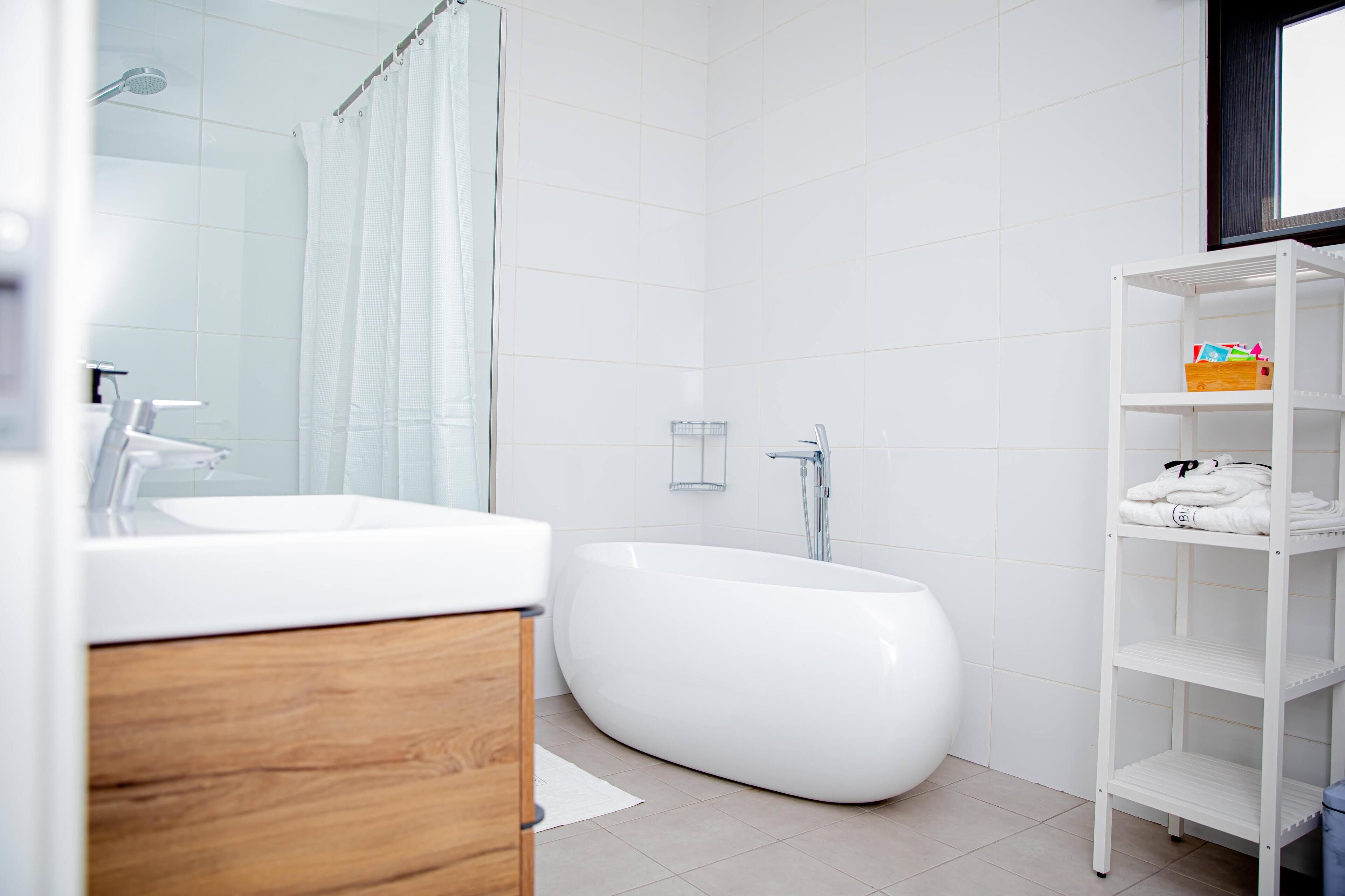 Executive Penthouse | Bathroom | Shower, hydromassage showerhead, free toiletries, bathrobes