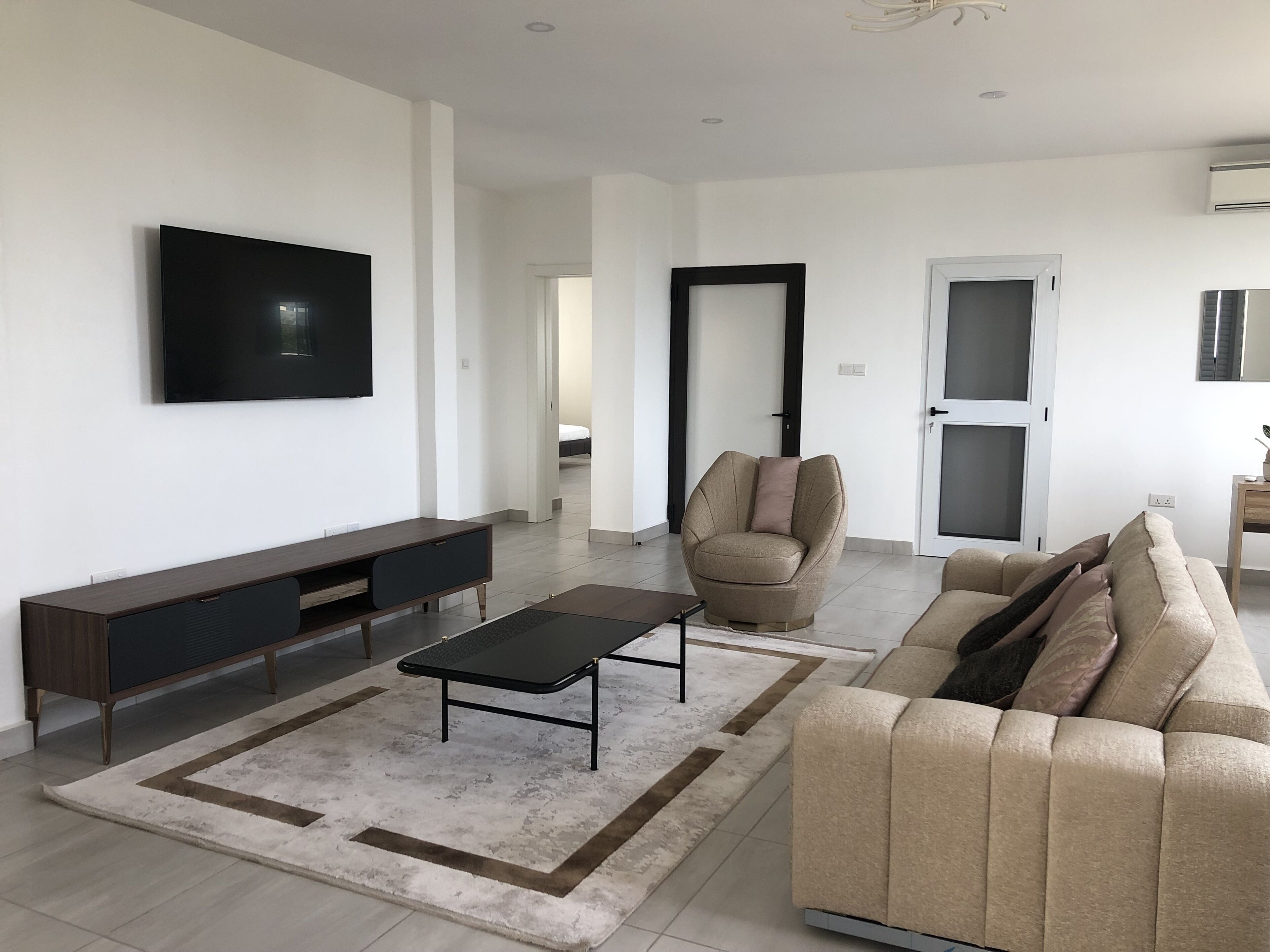 Executive Apartment | Living area | 42-inch Smart TV with satellite channels, TV