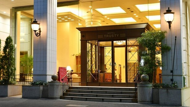 Entrada de hotel con un letrero que dice 'HOTEL TRUSTY'.