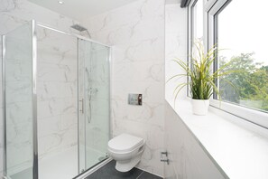 Appartement exclusif | Salle de bain | Séchoir à cheveux, serviettes fournies