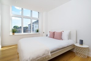 Appartamento Exclusive | Con stile personalizzato, con arredamento individuale, una scrivania