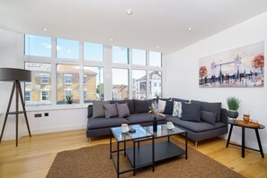 Exclusive Apartment | Living area | Smart TV, Netflix, heated floors, streaming services - Panther House by Oval (London)