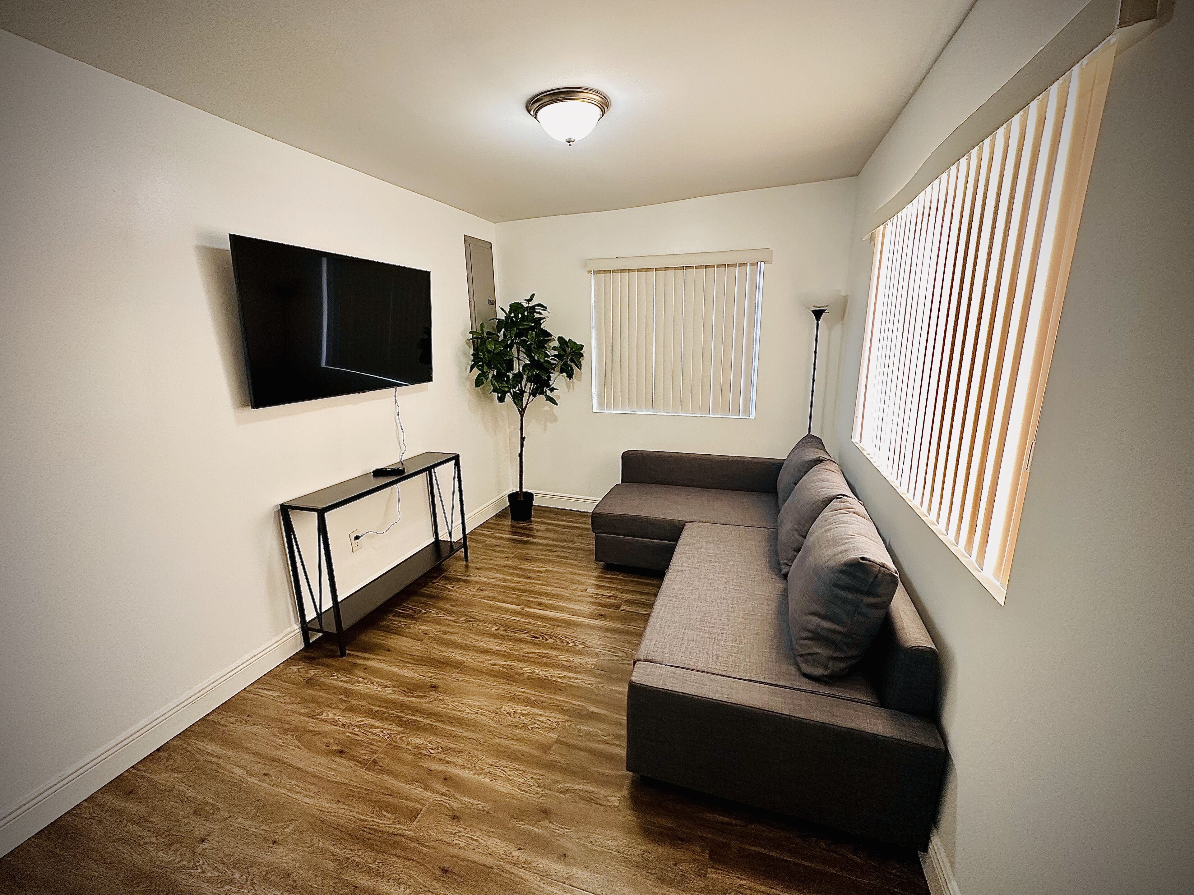 Spacious 2/1 Home Apt/ Parking