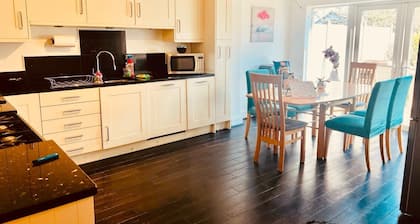 Gorgeous Cosy Home 2 Miles From Heathrow Airport