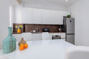 Frigorífico, microondas, horno y placa de cocina