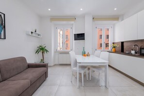 Smart TV, video games, DVD player, books - Bright and welcoming two bedrooms apartment a stone's throw from the Colosseum (Roma)