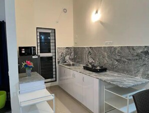 Kühlschrank, Mikrowelle, Kochgeschirr/Geschirr/Besteck, Esstisch