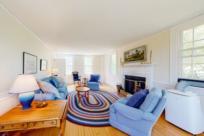 TV, fireplace, DVD player, books