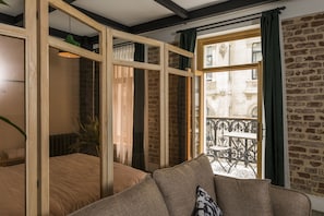 Căn hộ trung tâm thành phố | Khu phòng khách | Smart TV 46-inch có truyền hình kỹ thuật số, TV, Netflix