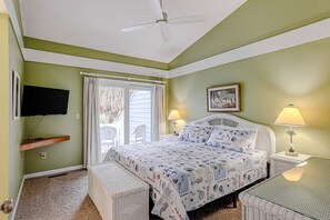 3 bedrooms, internet, bed sheets - Coastal townhome with riverfront views, deck, & W/D - pool and athletic courts (Edisto Beach)