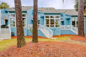 Exterior - Coastal townhome with riverfront views, deck, & W/D - pool and athletic courts (Edisto Beach)