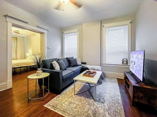 Sunny Balcony 1BR • Dedicated Workspace • Walk to Forest Park & Barnes-Jewish