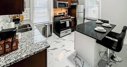 Sunny Balcony 1BR • Dedicated Workspace • Walk to Forest Park & Barnes-Jewish
