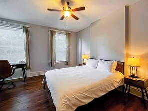1 slaapkamer, een bureau, een strijkplank/strijkijzer, wifi
