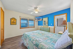 6 bedrooms, free WiFi, bed sheets - Oceanfront Dog Friendly Home with Hot Tub, Game Room, and Direct Beach Access (Avon)