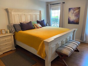 3 bedrooms, desk, WiFi, bed sheets