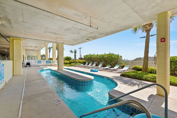 Alberca techada y alberca al aire libre