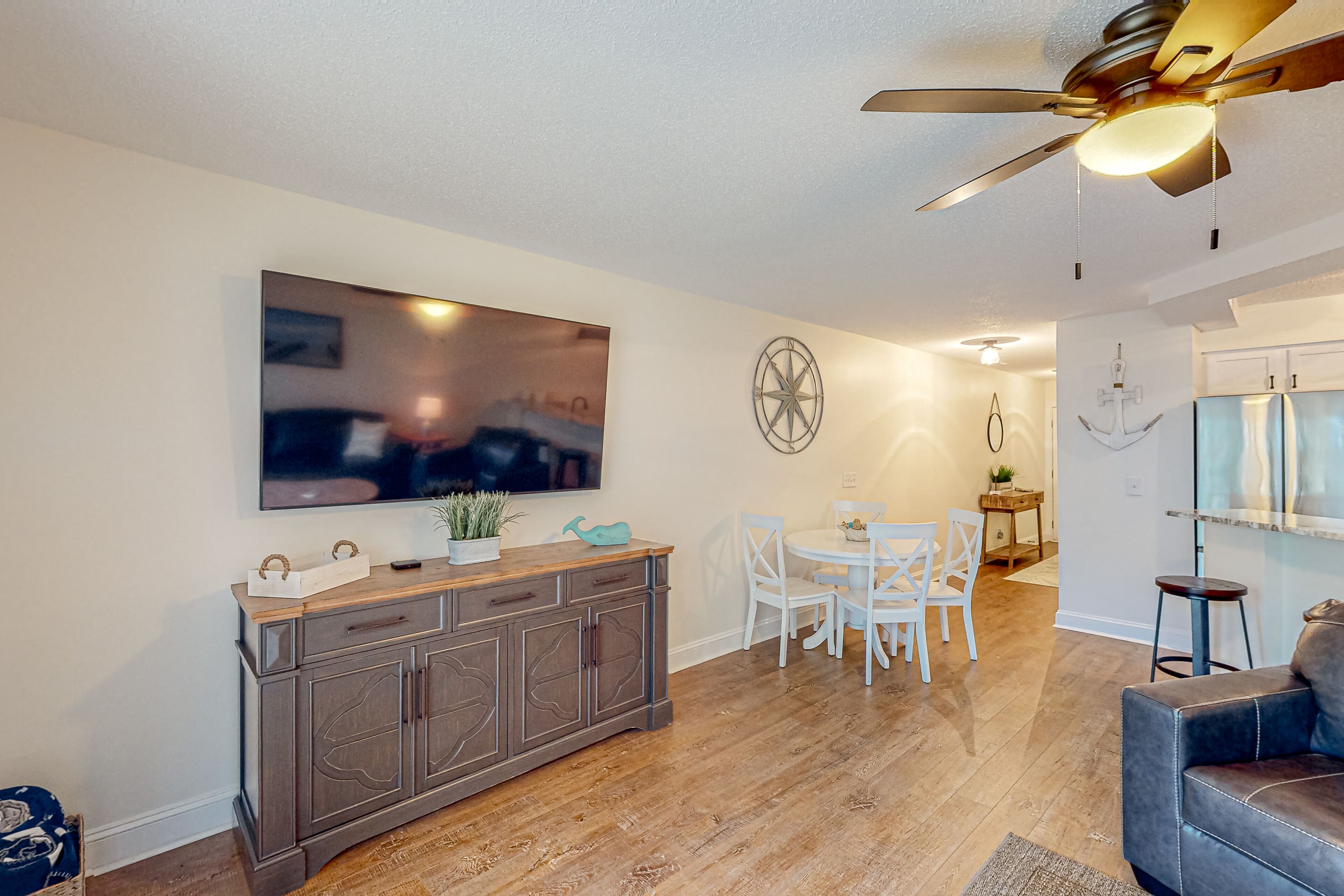 Ground-floor condo with patio, hot tub, in/outdoor pools, gym, washer/dryer, AC