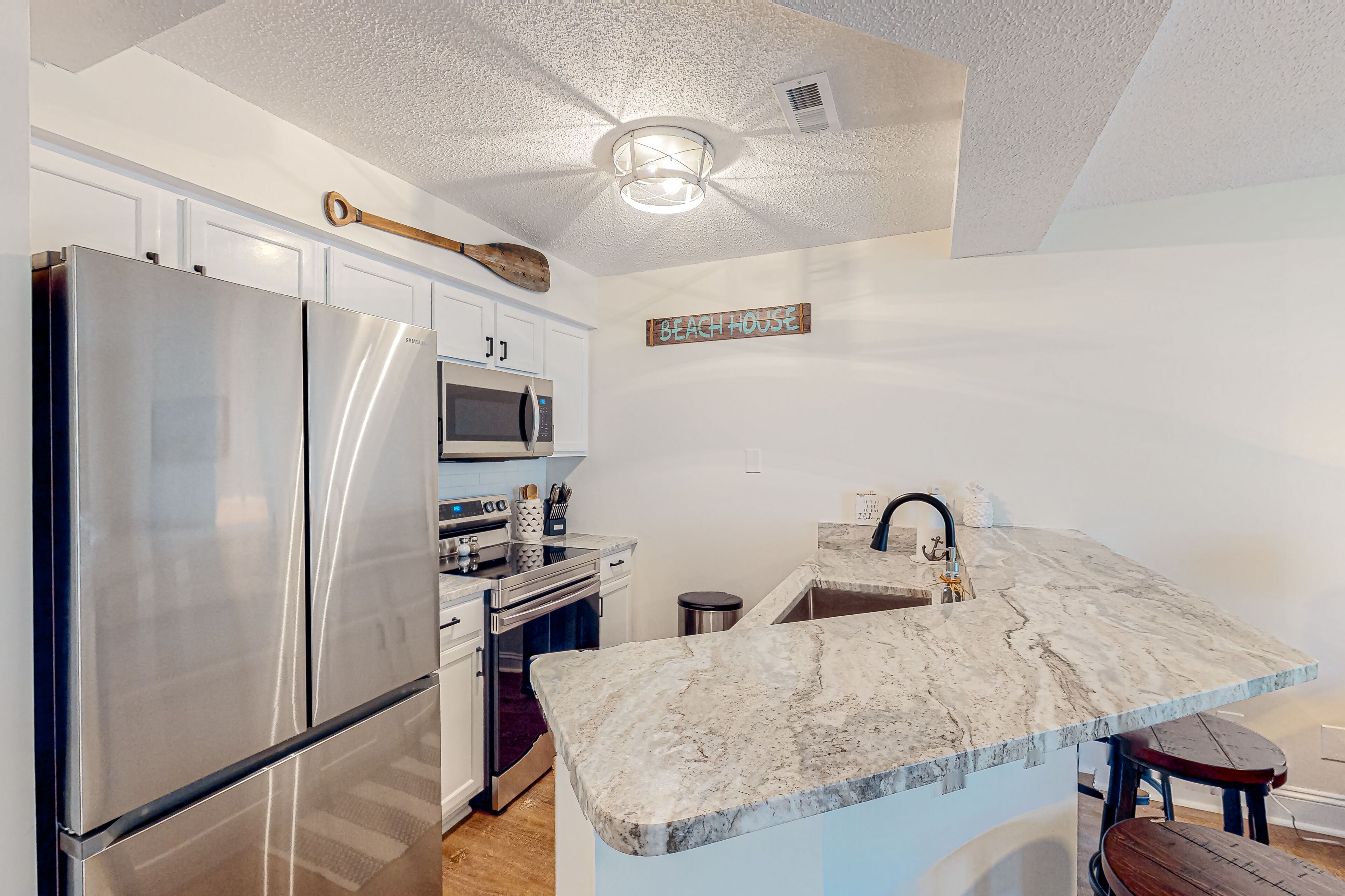 Ground-floor condo with patio, hot tub, in/outdoor pools, gym, washer/dryer, AC