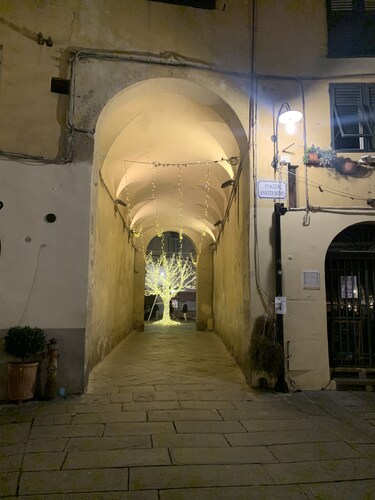 Exclusive retreat in the historic center of Lucca, overlooking Piazza Anfiteatro