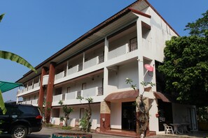 Front of property - OYO 75420 Howto Hotel (Lamphun)