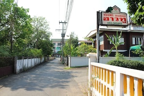 Front of property - OYO 75420 Howto Hotel (Lamphun)