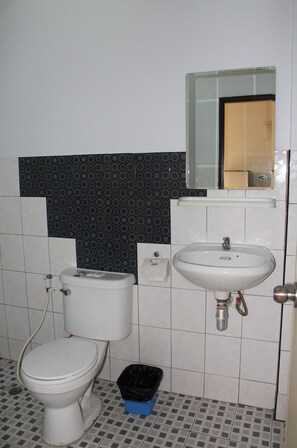 Superior Double Room | Bathroom | Shower, rainfall showerhead, towels