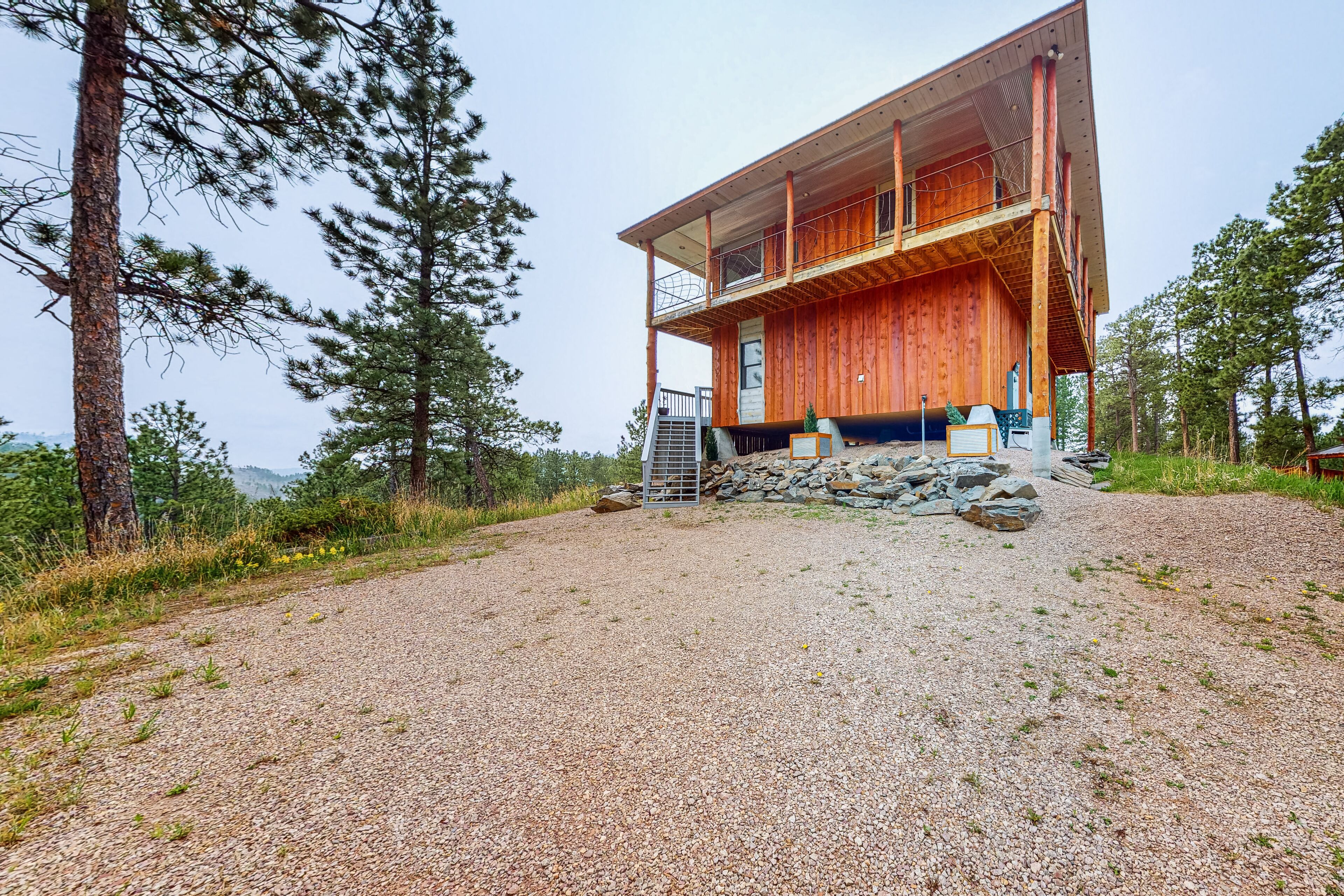 Custom pine cabin with Black Hills views, wraparound deck, & W/D
