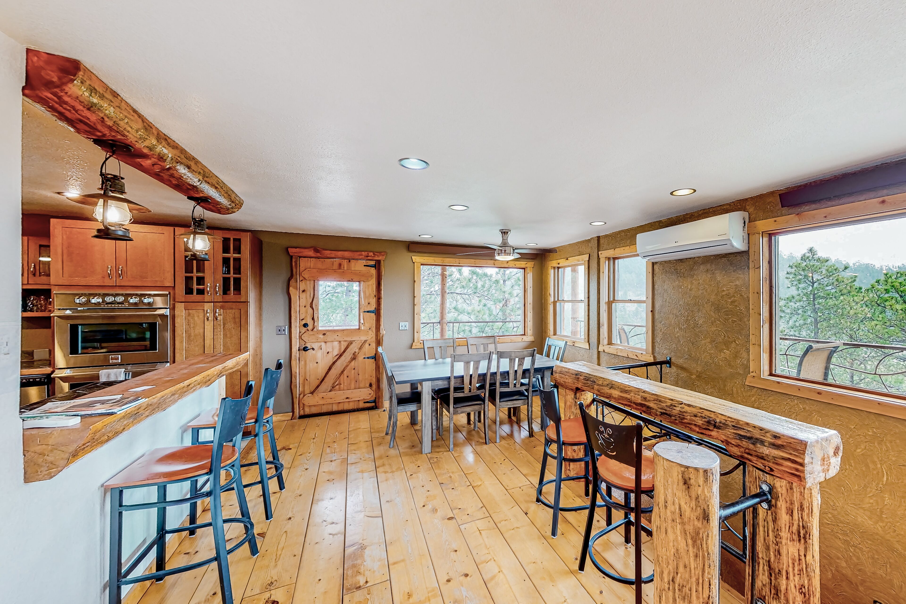 Custom pine cabin with Black Hills views, wraparound deck, & W/D
