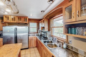 Kjøleskap, mikrobølgeovn, ovn og kokeplater