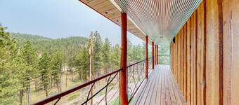 Custom pine cabin with stunning Black Hills views, wraparound deck, & W/D